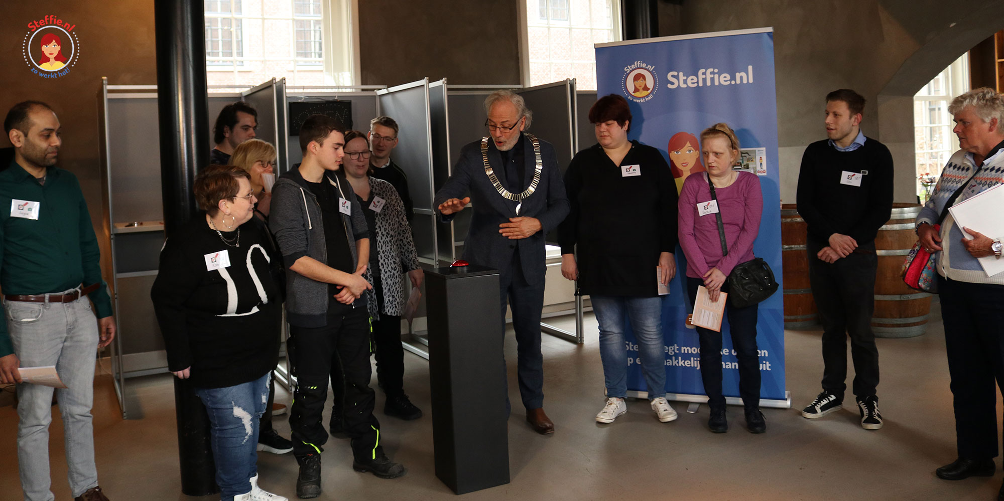 Op donderdag 24 februari werd het stemlaboratorium van Steffie door burgemeester Victor Molkenboer geopend in Kasteel Woerden. Ervaringsdeskundigen van Abrona, Prokkel, Reinaerde en Ferm Werk keken kritisch naar hoe het stembureau was ingericht, alle voorlichting en de stempapieren.