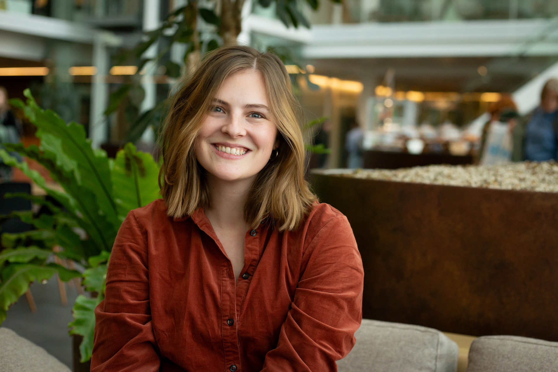 Merel: "Niet iedereen wil of durft hulp te vragen bij de Belastingdienst. Voor sommige mensen is de drempel hoog of ze vinden het spannend om contact te hebben met een overheidsinstantie."