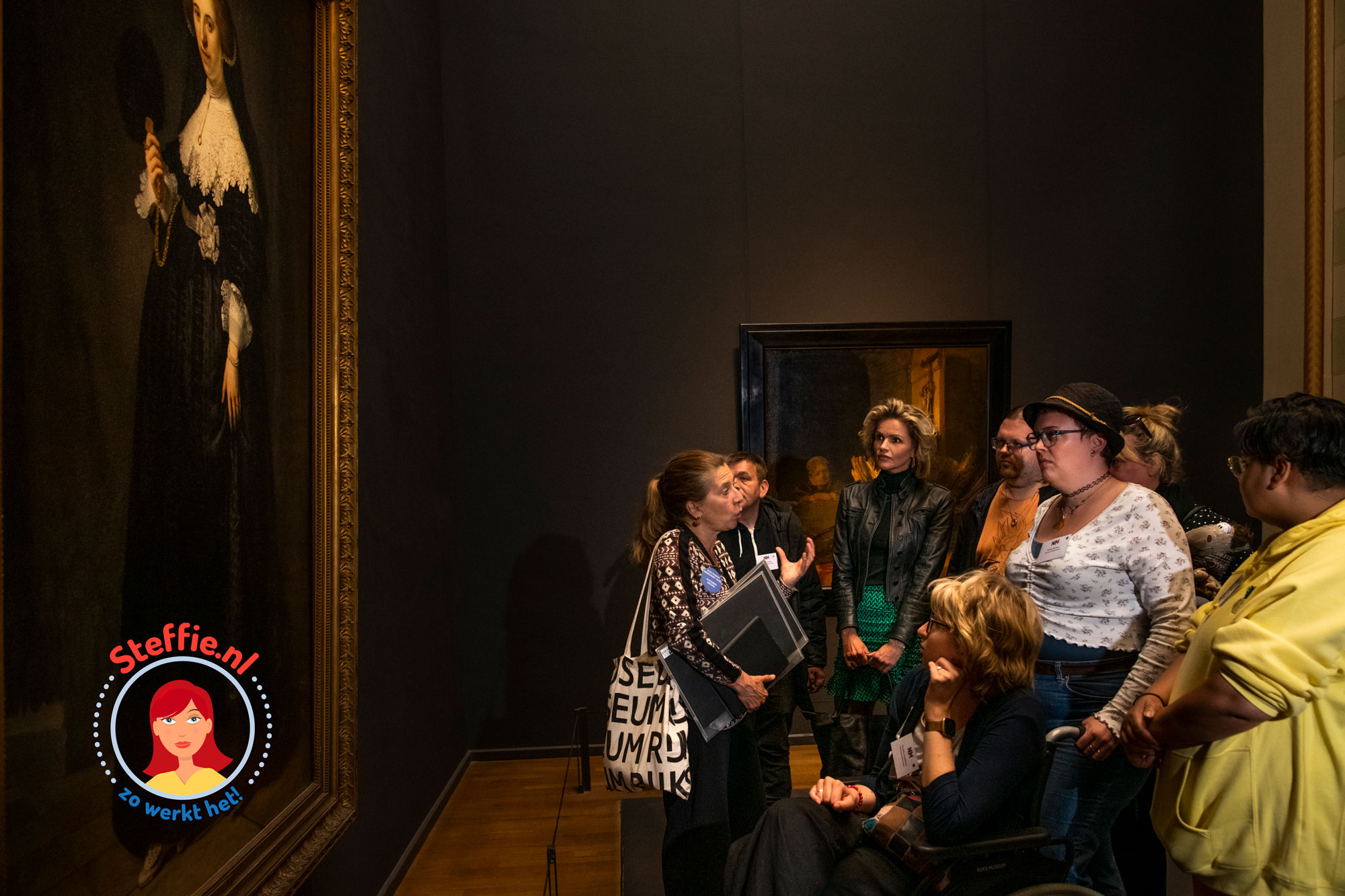 Nadat het panel samen met Tooske de site had geopend, gingen zij met een aantal rondleiders van het Rijksmuseum naar de eregalerij van het Rijksmuseum.